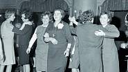 Oslavy pracovnic Domu módního odívání Darex v Praze v roce 1966.