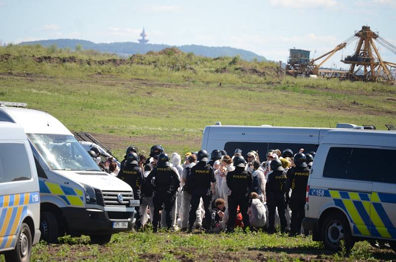 Pochod demonstrantů do dolu Bílina na Mostecku.