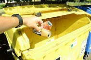Prázdné hliníkové plechovky lze v Mostě třídit a nově odkládat do žlutých kontejnerů na plasty
