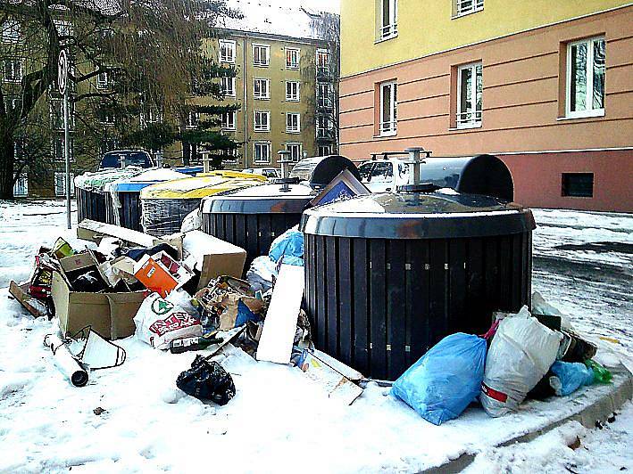 Nepořádek u polopodzemních kontejnerů.