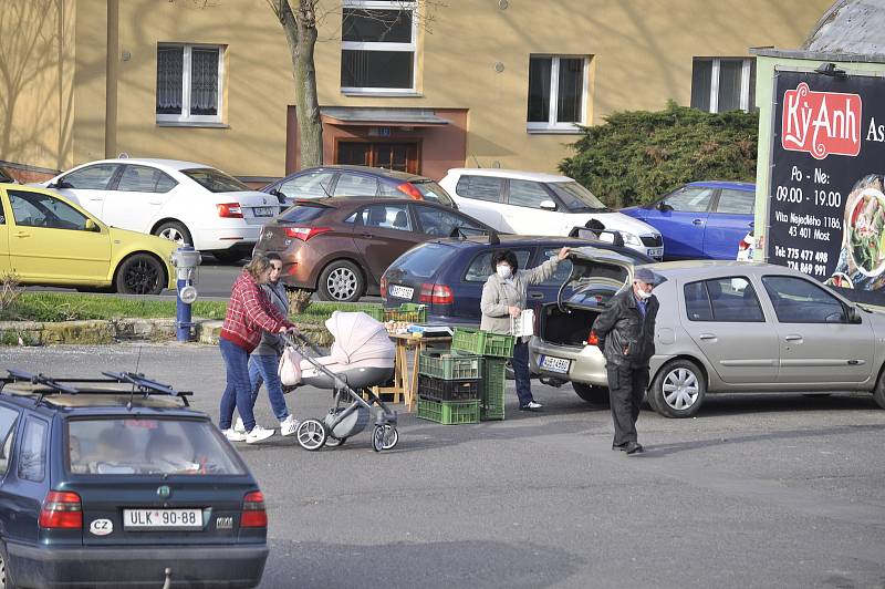 Tržnice u Kosmosu v sobotu ráno 24. dubna.