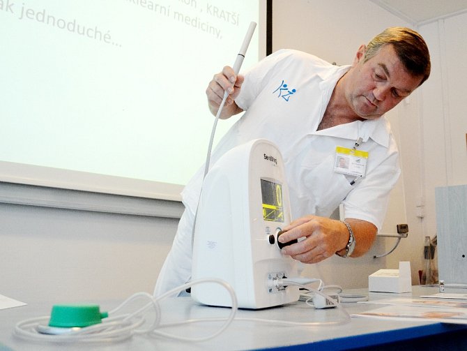Chirurg Zbyněk Bican ukazuje přístroj SentiMag pro detekci nádorů. 