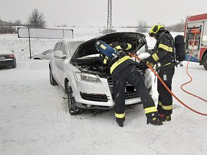 V mostecké Dělnické ulici hořelo auto.