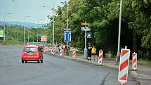 Rekonstrukce vozovky v ulici Chomutovská v Mostě, kde bude červený cyklopruh po obou stranách.