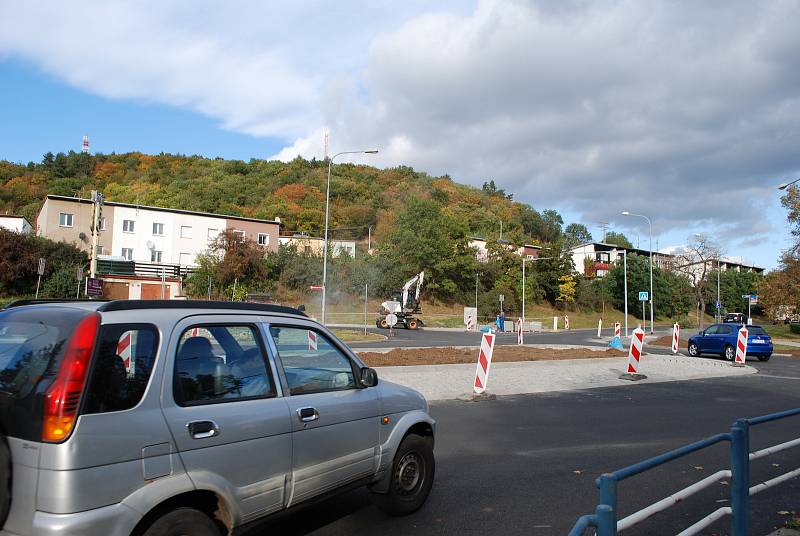 Rekonstrukce hlavní silnice v mostecké ulici SNP vrcholí.