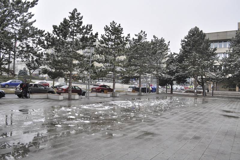 Radniční park ve středu 10. března. Sem se mohou přesunout sobotní trhy