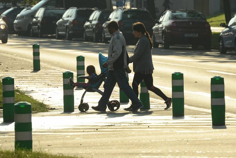 Zelené sloupky, balisety, na silnicích v ulicích Františka Halase a Bělehradská v Mostě zůstanou