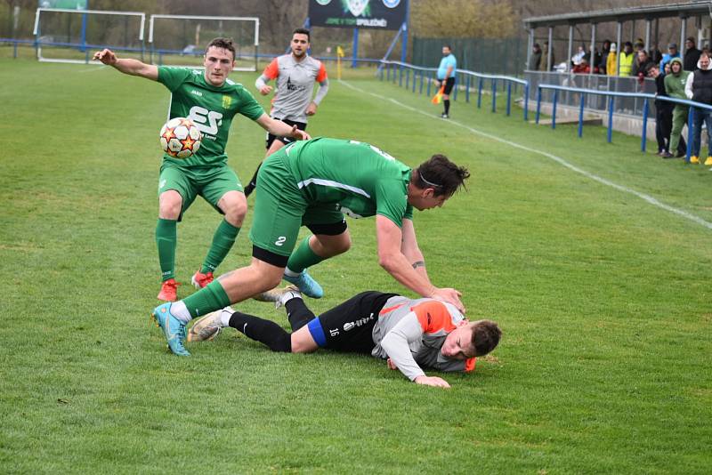 Zápas krajského přeboru mezi FK Baník Most-Souš B (v šedivém) a Žatcem.