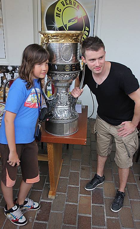 Jakub Petružálek představil v Litvínově Gagarinův pohár.