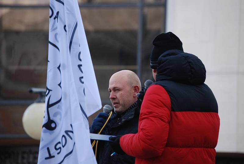 Demonstrace příznivců hnutí Chcípl pes v Mostě v sobotu 22. ledna 2022.