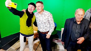 Regionální televize Dakr oslavila 30 let činnosti setkáním nadšenců, kteří v tomto médiu působili. Vlevo moderátoři Vlasta Vébr a Vladimír Hron, vpravo zakladatel Dakru Dalibor Kremlička.