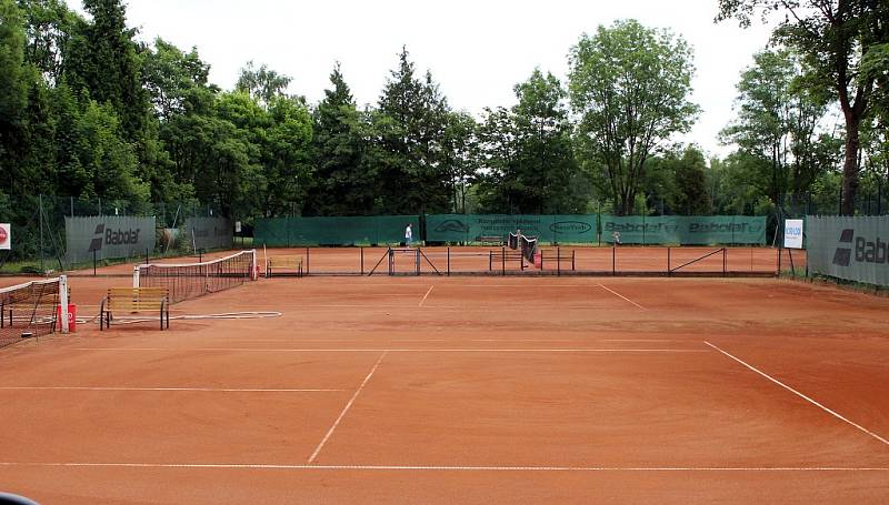 Na těchto tenisových kurtech v Litvínově u Koldomu trénovala současná královna ženského tenisu Karolína Plíšková pod vedením trenérky Zuzany Rolenčíkové od svých sedmi let.