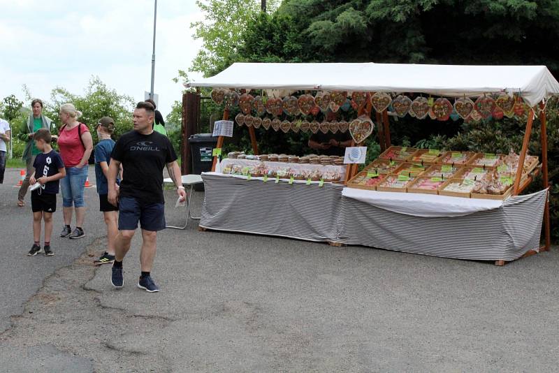 Lidé si užívali prohlídky a ochutnávky při dni vína v Chrámcích.