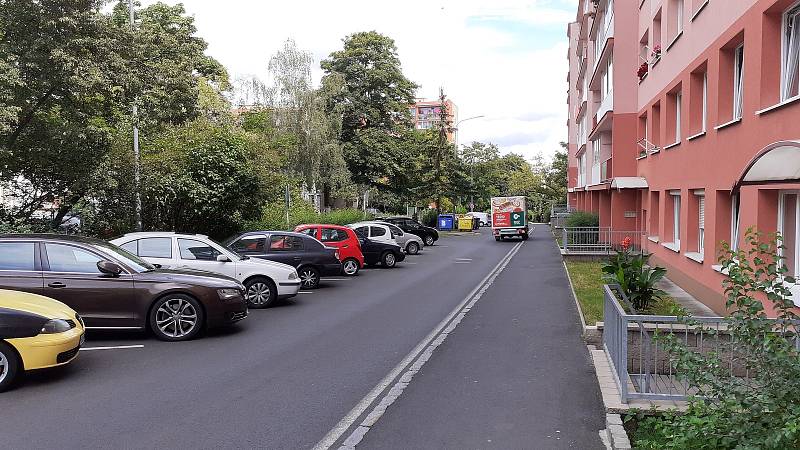 Parkoviště v ulici Františka Kmocha v Mostě se změní na nízký parkovací dům. Od bloku 503 ho mají clonit současné vzrostlé stromy.