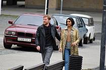 Na snímku herec Lukas Loughran a herečka Anjli Mohindra. Natáčení britského seriálu Extinction v Mostě skončilo o víkendu.