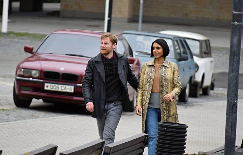 Na snímku herec Lukas Loughran a herečka Anjli Mohindra. Natáčení britského seriálu Extinction v Mostě skončilo o víkendu.