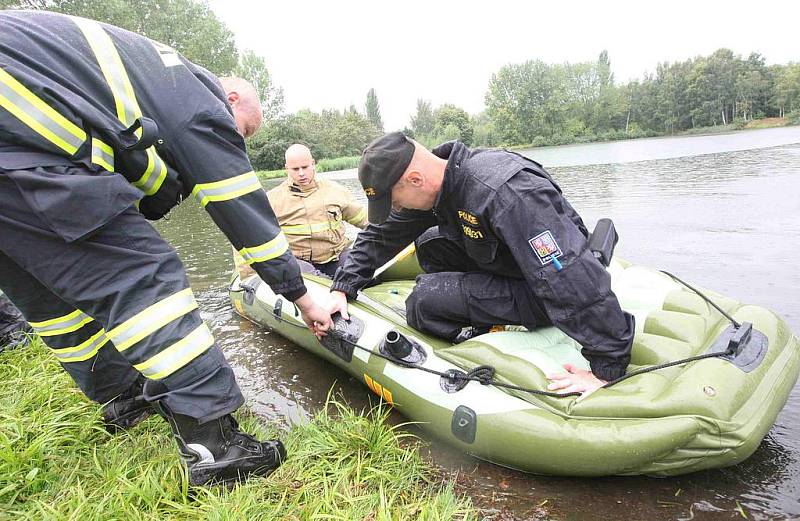 Hasiči, policisté i potápěči prohledávají rybník Bomba v Lomu u Mostu a hledají pohřešovaného  neznámého muže