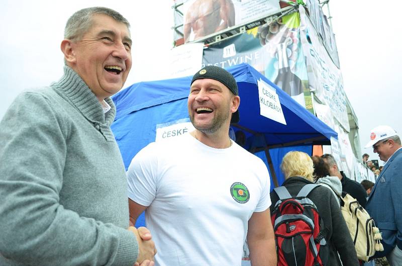 Andrej Babiš a Jiří Šlégr. Sobotní závody dračích lodí v Mostě.