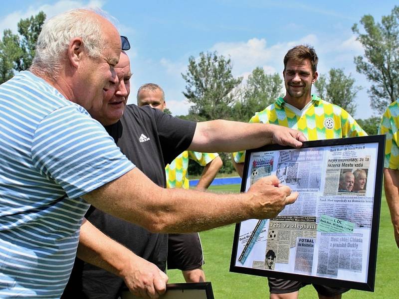 Fotbalový stadion v Libočanech byl svědkem oslavy 65. narozenin bývalého fotbalisty a později dlouholetého trenéra Jana Laibla.