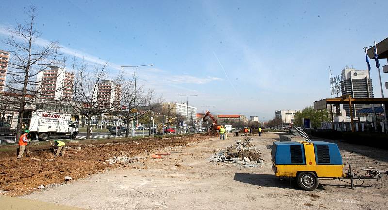 Rekonstrukce parkoviště před magistrátem v Mostě v roce 2012