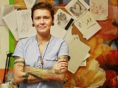 Tatérka Pavla Lišková ve svém studiu.Tetování stylem watercolour se věnuje už dva roky. Poslední rok navíc díky němu pomáhá dobré věci.