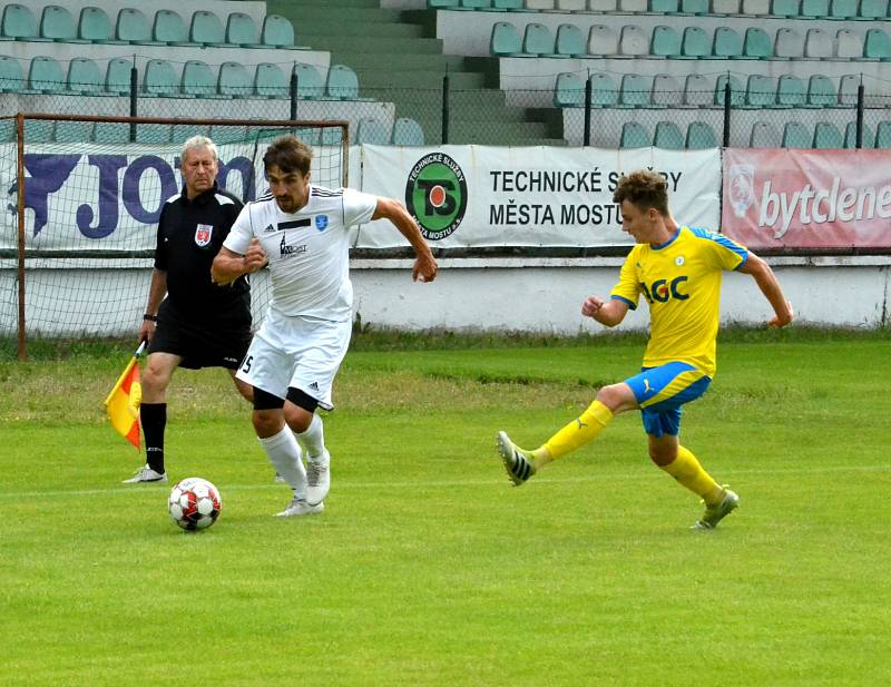 Zápas FK Baník Most-Souš (v bílém) versus Teplice U19.