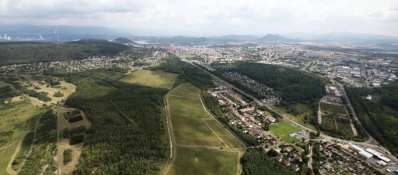 Na jezero Most se budou moci od září podívat návštěvníci se země, ale také z vrtulníku.