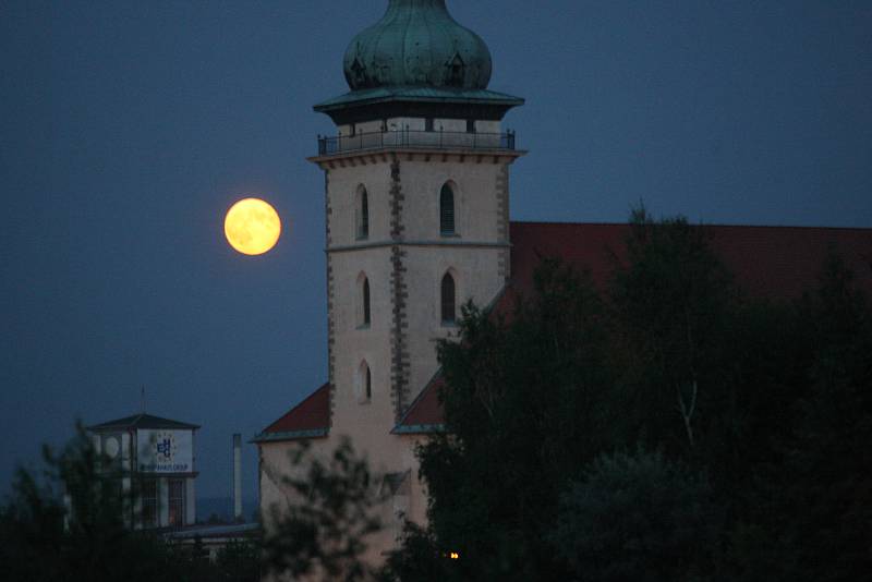 Měsíc v úplňku nad věží přesunutého kostela