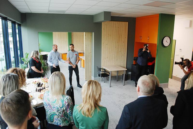 V pasáži U Lva u magistrátu v Mostě bylo slavnostně otevřeno nové coworkingové centrum.
