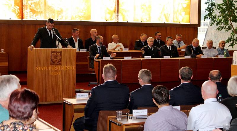 Předávání ocenění členům záchranných a bezpečnostních sborů na mosteckém magistrátu