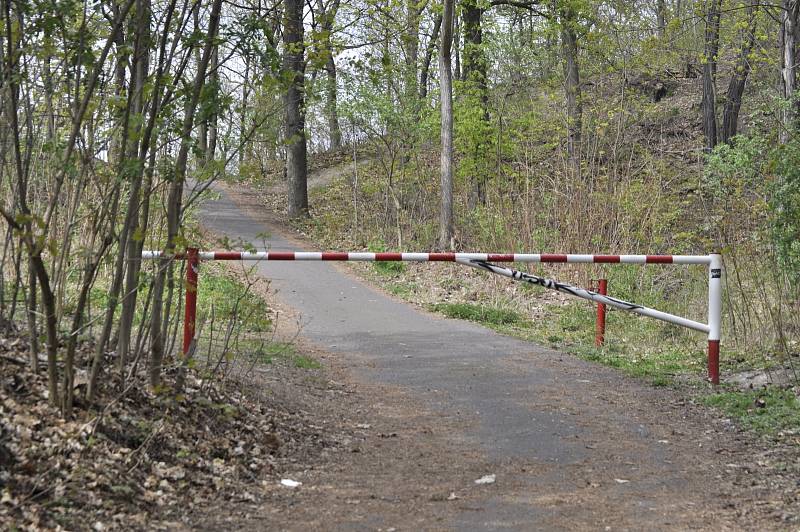 Asfaltová cesta na vrch Hněvín s ostrou zatáčkou v podhradí se má stavebně upravit