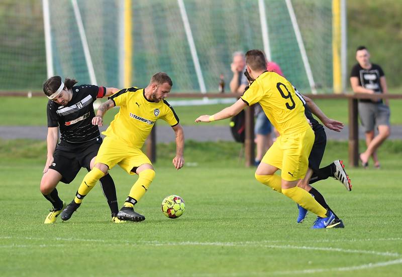 FŠ Litvínov (ve žlutém) ve víkendovém zápase s Oldřichovem B.