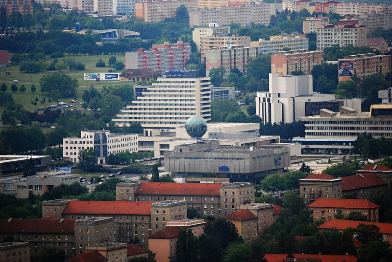 Výhled z mosteckého hradu na vrchu Hněvín - centrum Mostu.