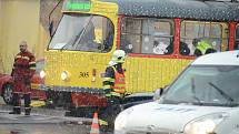 Kolem půl osmé do sebe u nádraží v Mostě nabouraly osvětlená Vánoční tramvaj a osobní auto.