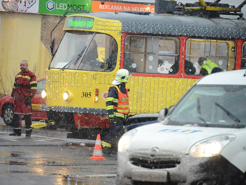 Kolem půl osmé do sebe u nádraží v Mostě nabouraly osvětlená Vánoční tramvaj a osobní auto.