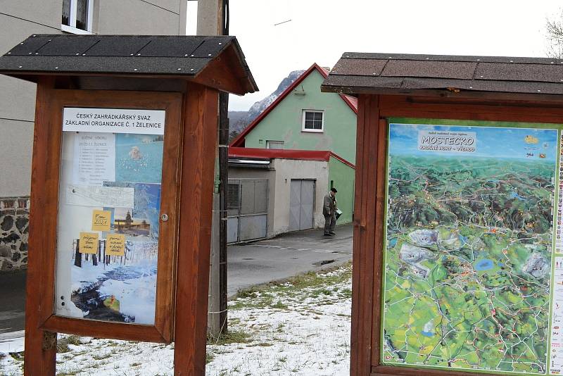 Obec Želenice u Mostu leží v údolí řeky Bíliny pod kopci Českého středohoří.