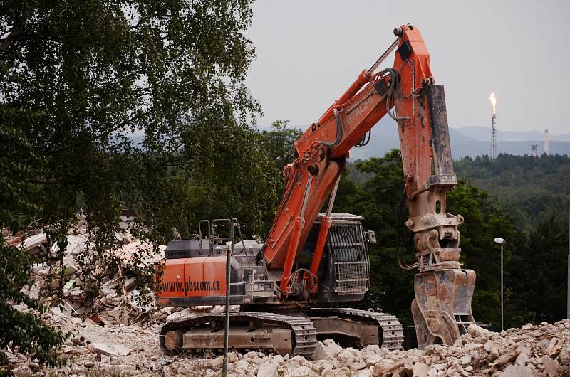 V Janově skončila první etapa demolice vybydleného paneláku. Dům už nestojí, suť se bude drtit