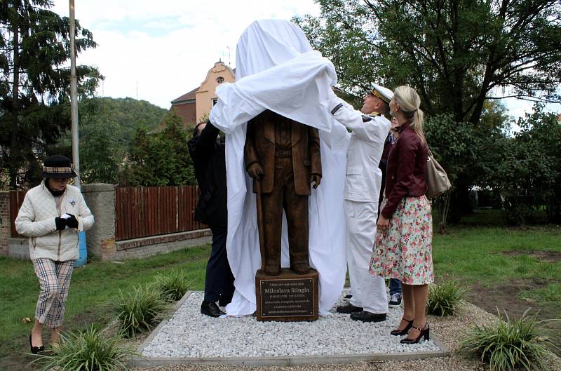 Mostečtí historikové byli u odhalení sochy Miloslava Stingla v Bílině.