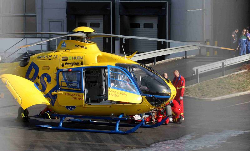 Těžce zraněného dělníka transportoval vrtulník