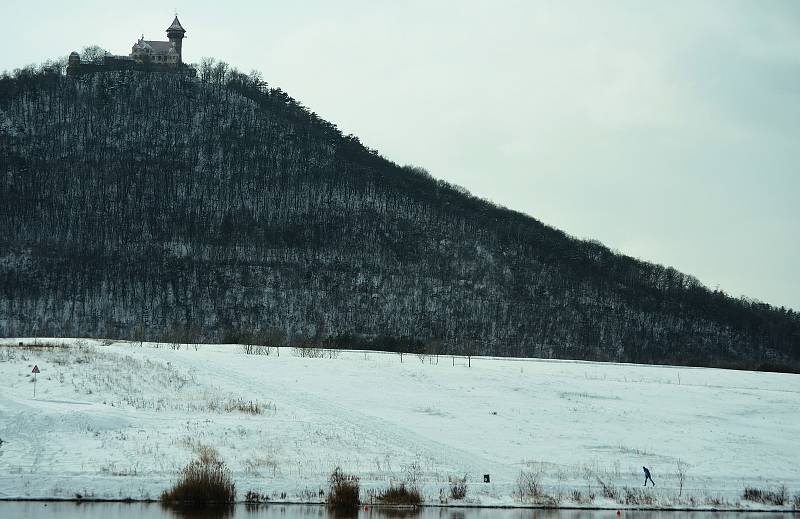 Jezero Most v sobotu odpoledne 13. února 2021.