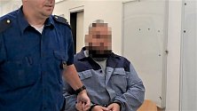 Muže, kterého v Ústí soudí kvůli násilí na družce, přivezla eskorta z bělušického vězení. Snímek ze 14. června.