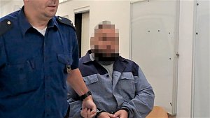 Muže, kterého v Ústí soudí kvůli násilí na družce, přivezla eskorta z bělušického vězení. Snímek ze 14. června.