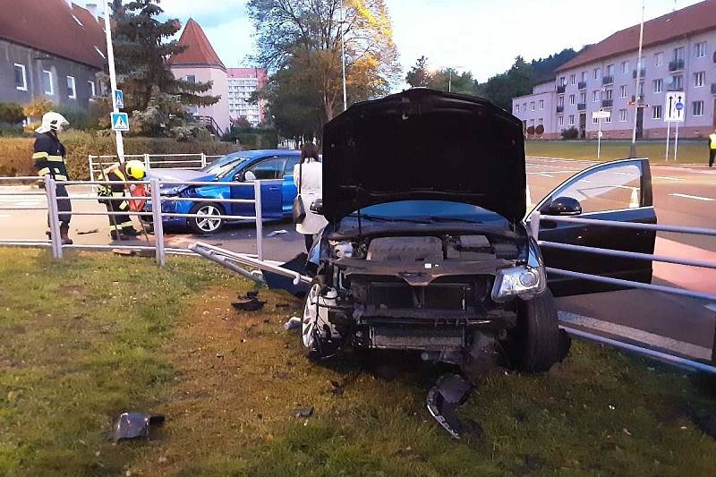 Ranní nehoda na křižovatce Slovenského národního povstání v Mostě se naštěstí obešla bez zranění