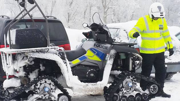 Speciální policejní vozidlo v Krušných horách na Mostecku.