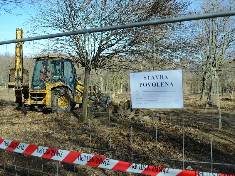 V parku Šibeník v Mostě začala výstavba lanového centra, takzvaného 3D bludiště.