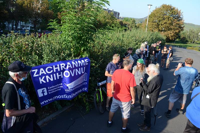 Demonstrace proti stěhování knihovny v Mostě