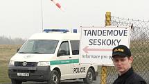 Policisté vyšetřují smrtelnou nehodu parašutisty na letišti u Braňan.