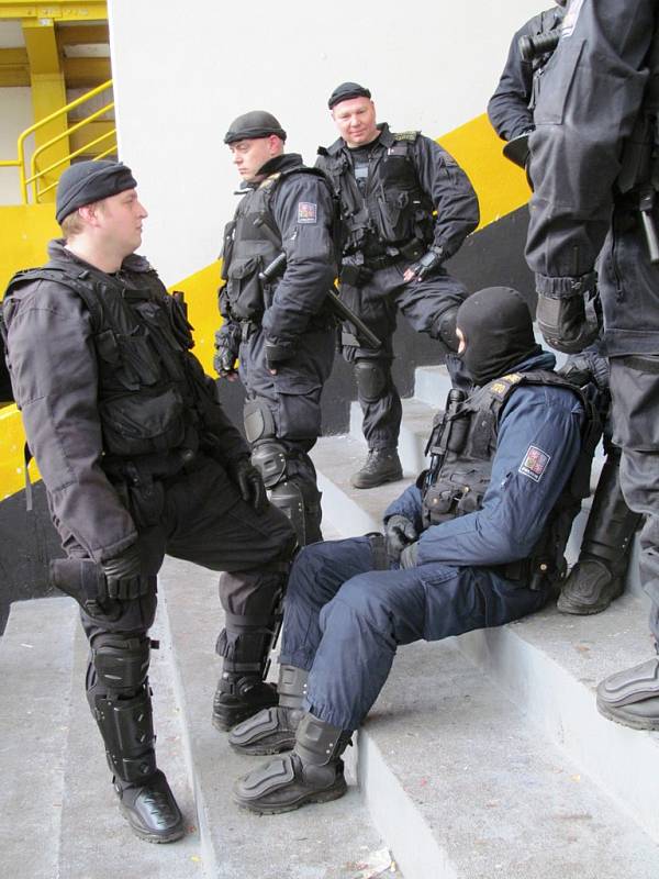 Policisté na litvínovském zimním stadionu cvičili zákroky proti fanouškům hostů.