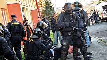 Policie během pondělních protestů pravicových radikálů v Litvínově zadržela 15 lidí, dvanáct z nich v úterý obvinila z trestných činů. Policie zadržuje jednoho z protestujících.