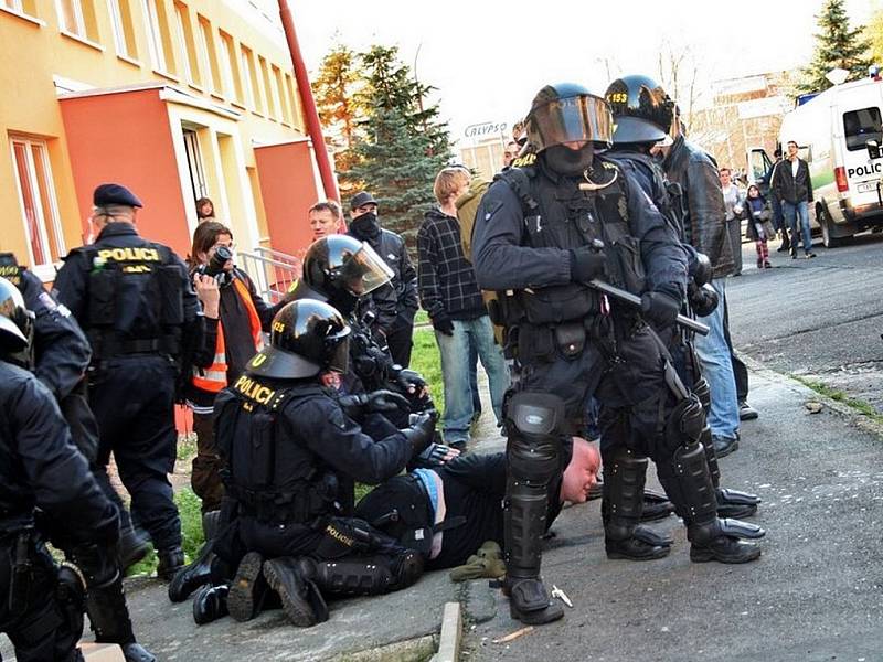 Policie během pondělních protestů pravicových radikálů v Litvínově zadržela 15 lidí, dvanáct z nich v úterý obvinila z trestných činů. Policie zadržuje jednoho z protestujících.